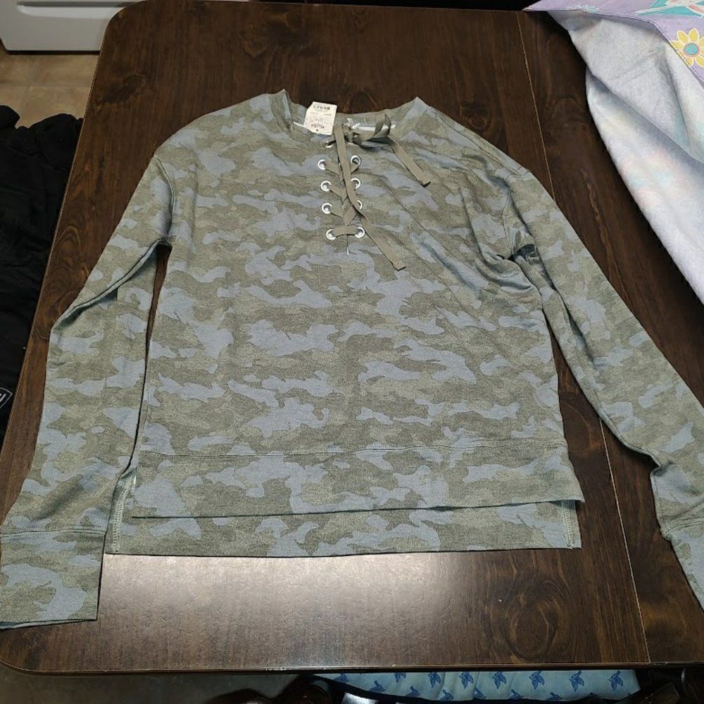 New Mudd Olive Night Camo Long Sleeved Top Size Women's Small